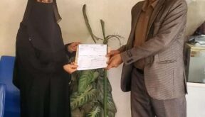 اليمنية تسلم الجائزة الثانية للفائزة لمياء