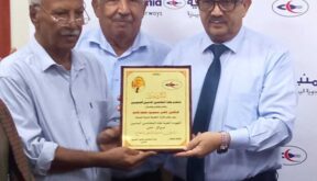 نقابة متقاعدي "اليمنية" تكرم رئيس مجلس الإدارة بدرع الشكر والعرفان