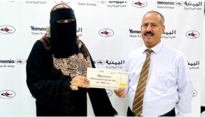 المدير التجاري باليمنية يسلم الجائزة للفائزة الثالثة في مسابقة "اليمنية"