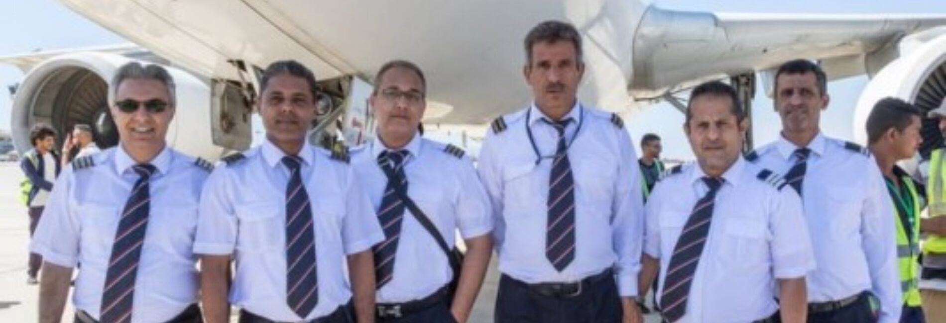 تدريب ميداني في مطار عدن الدولي على اخلاء الطائرة في الطوارئ