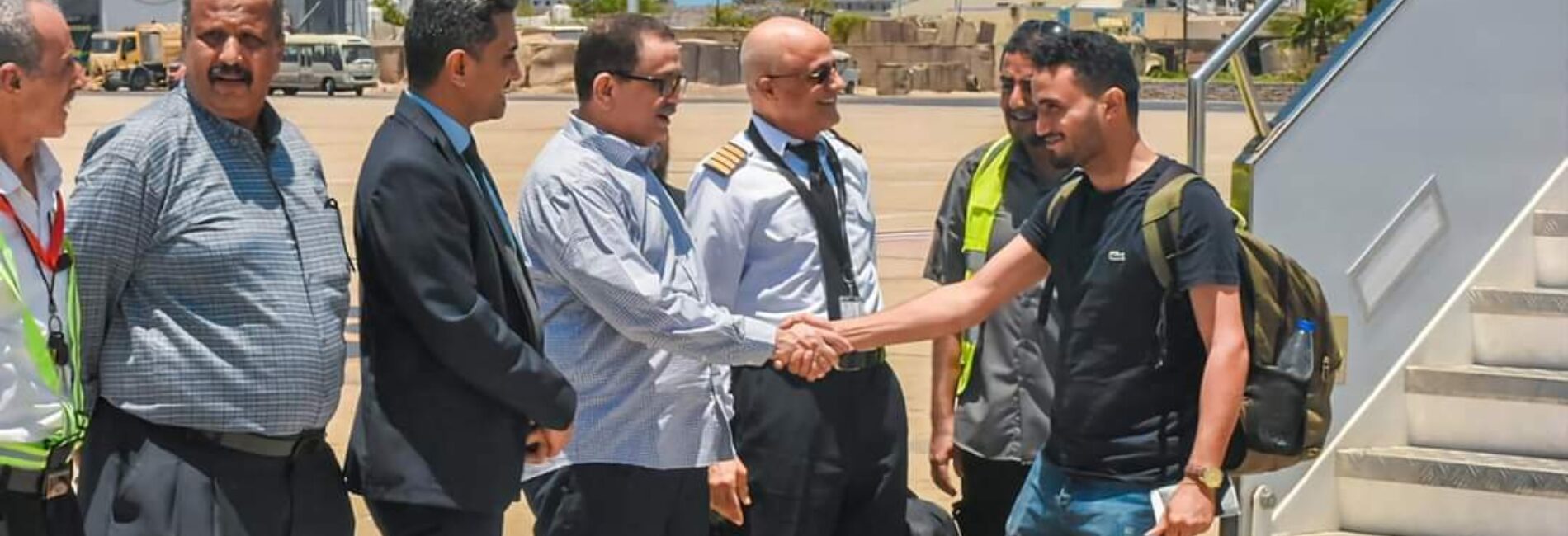 رئيس مجلس إدارة "اليمنية" الكابتن ناصر محمود يستقبل دفعة جديدة من العائدين من بورتسودان