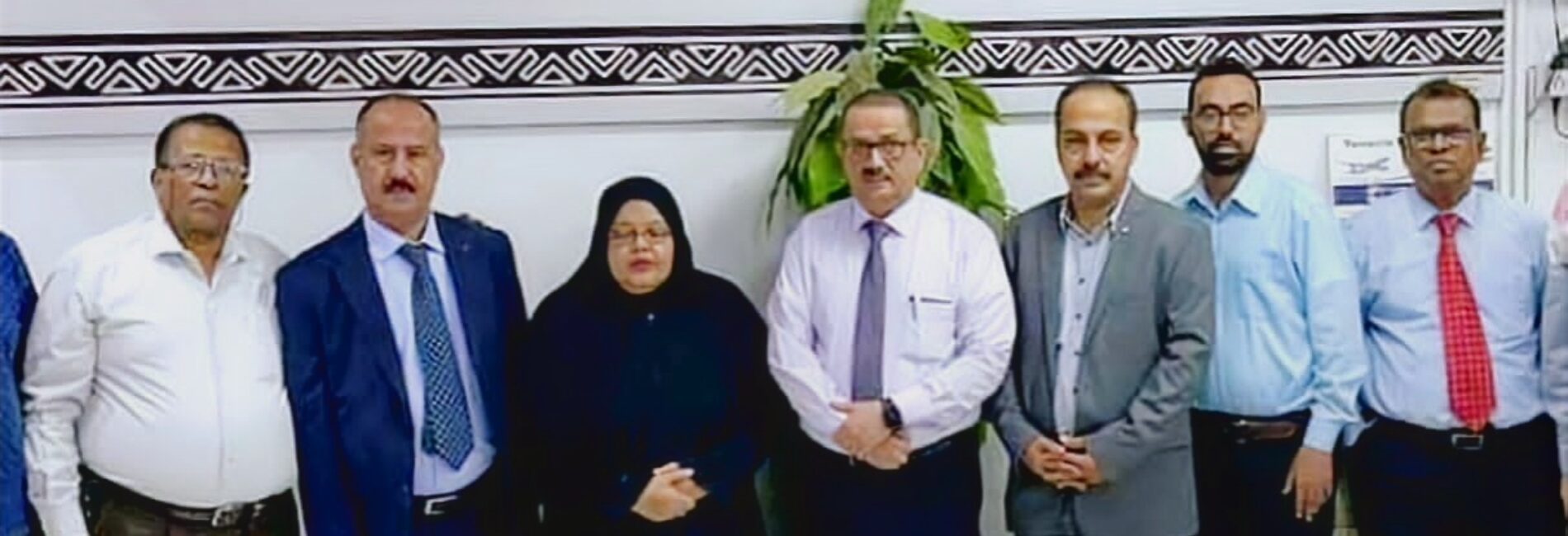 رئيس مجلس إدارة اليمنية يتفقد سير أداء العمل بمكتب المنطقة في الرياض